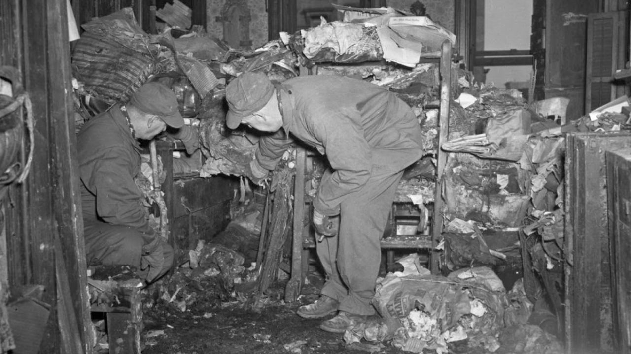 Engolidos pelo próprio lixo: 5 fatos sobre a tragédia dos irmãos Collyer
