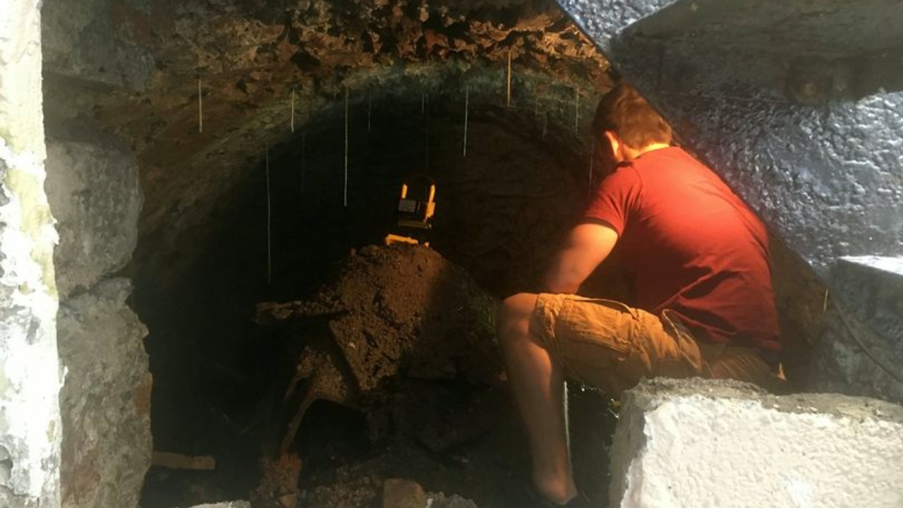 O homem que encontrou um túnel de 120 anos em casa