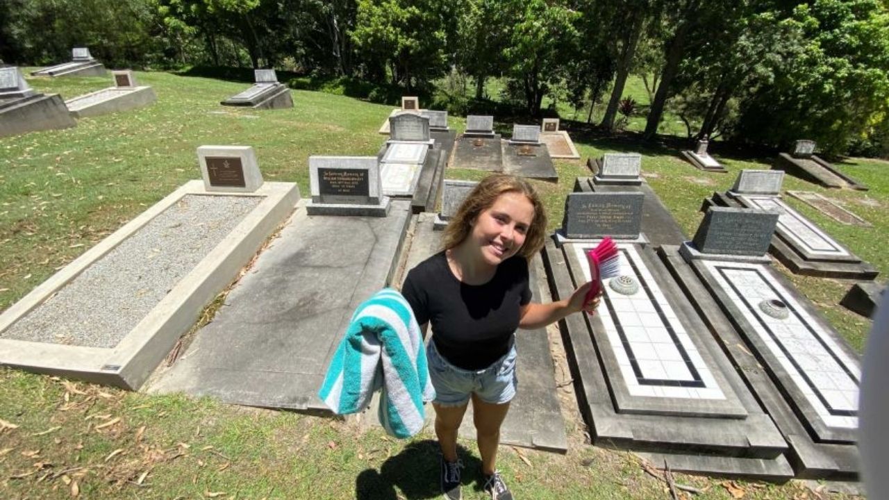 Tj Kleeman, a menina de 12 anos cujo hobby é limpar túmulos