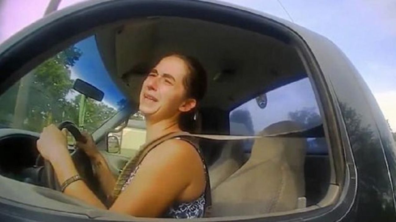 Mulher presa nos EUA por alta velocidade pede para fazer cocô na viatura