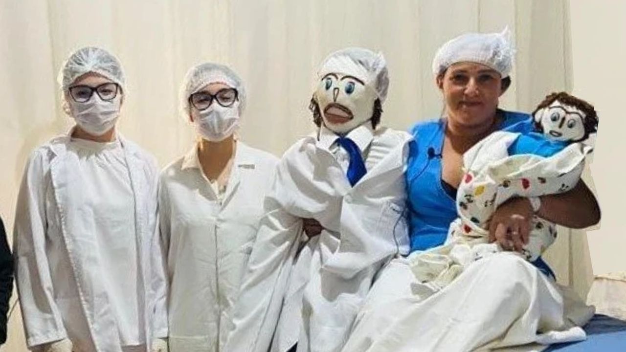 Mineira ‘dá à luz’ bonequinho de pano em transmissão ao vivo; veja vídeo