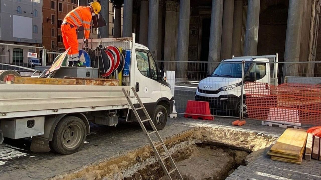 Cratera abre nas ruas de Roma e revela antigo pavimento imperial próximo ao Panteão
