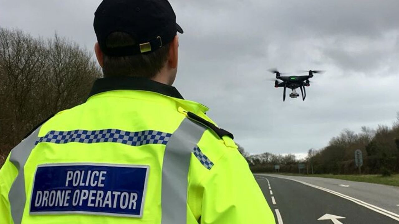 Durante busca por suspeito, policiais britânicos descobrem enorme figura singular