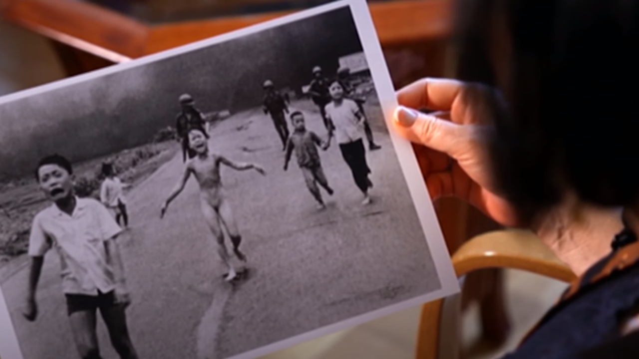 Foto histórica da ‘Menina do Napalm’ tem autoria contestada mais de 50 anos depois