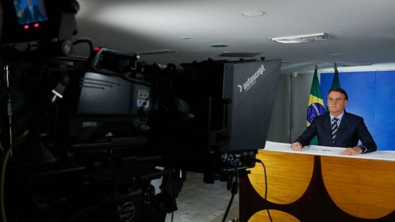 Bolsonaro pede fim do confinamento e culpa imprensa pelo pavor de pandemia