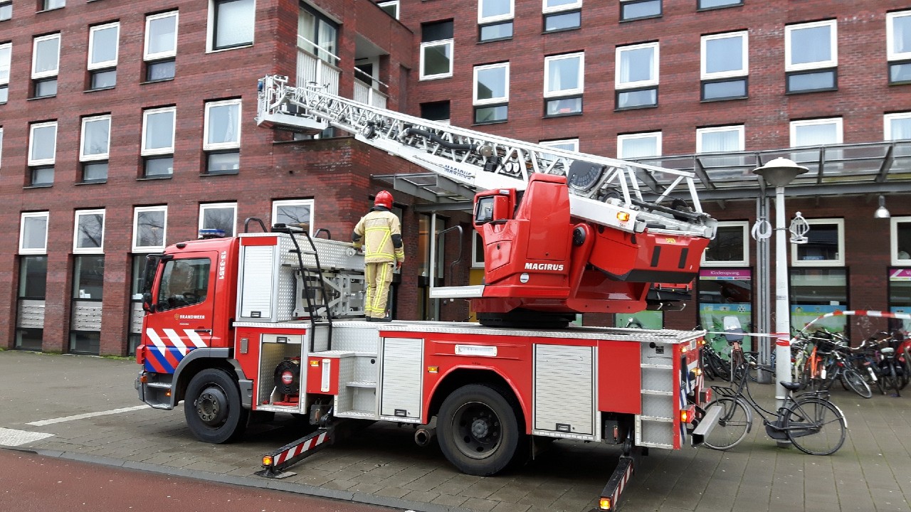 Em Londres, homem é resgatado por bombeiros pela janela do prédio após apresentar sintomas de Coronavírus