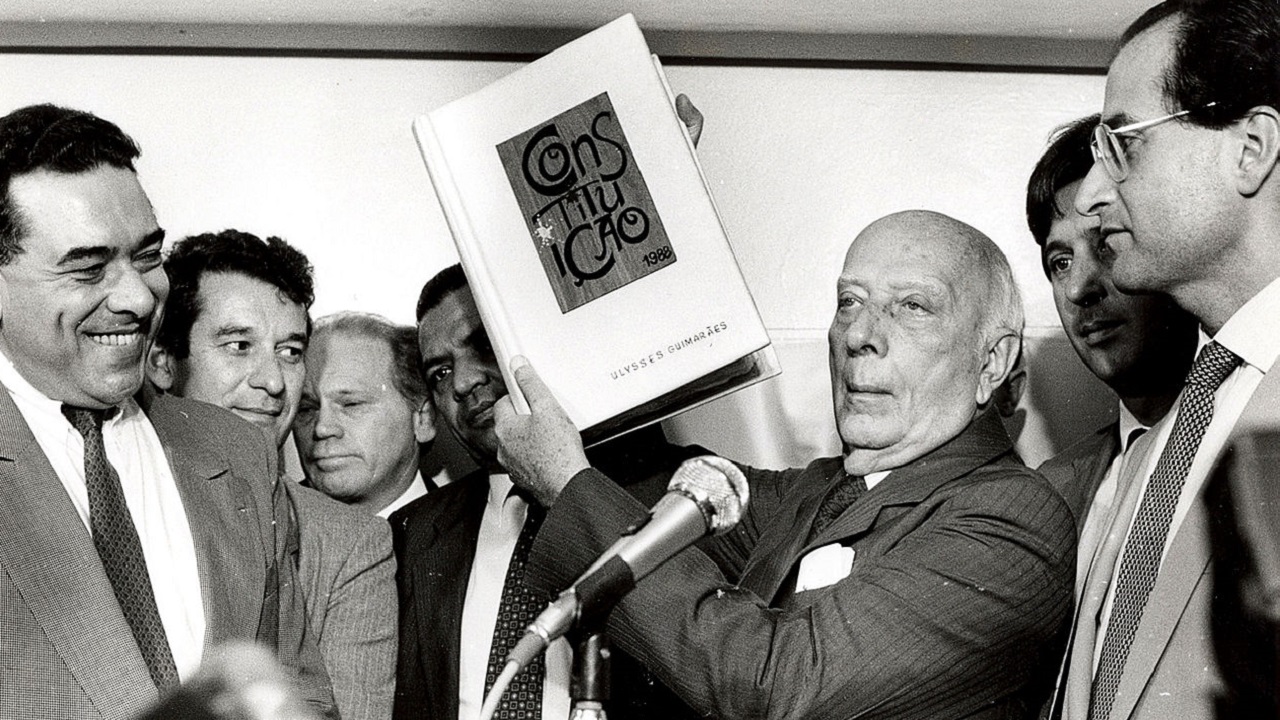 “Temos ódio à ditadura”: A história por trás da frase que marcou o país há 35 anos