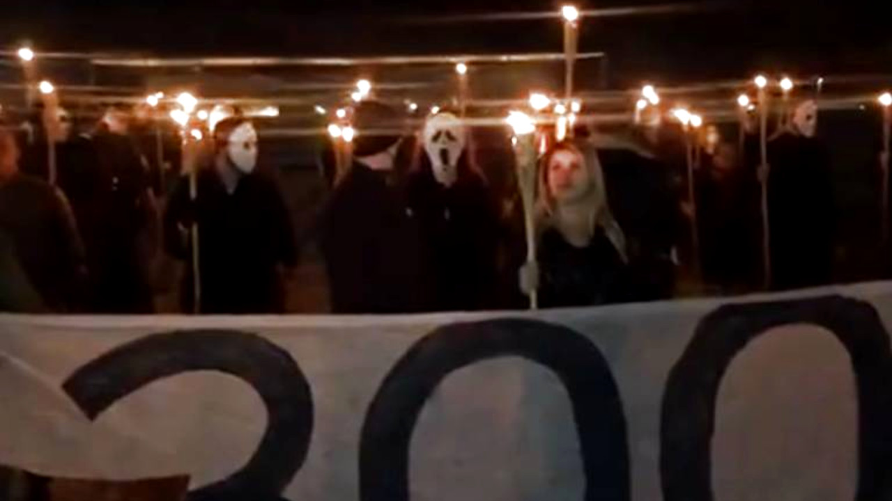 Em meio à pandemia, 300 do Brasil protesta com tochas em frente ao STF