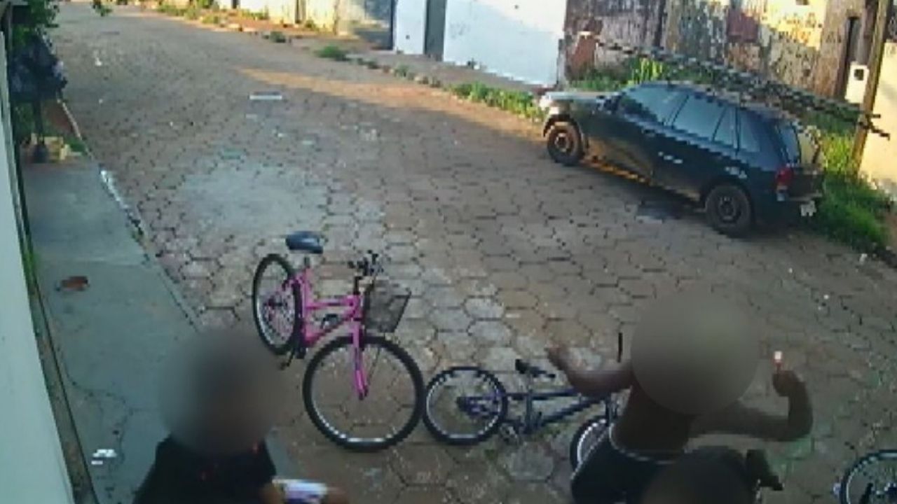 Adolescente que jogou bomba que matou criança dá depoimento