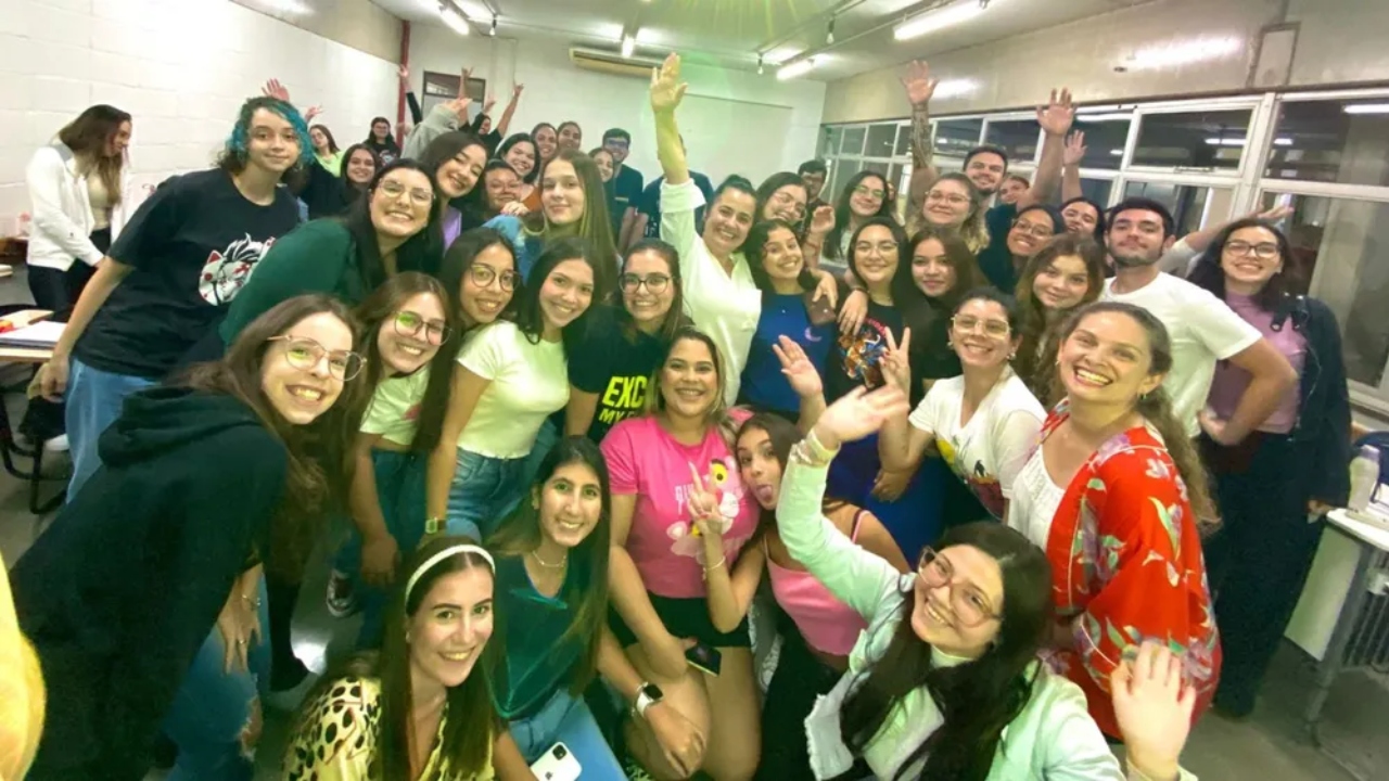 Universitária hostilizada por estudar aos 40 anos é acolhida por colegas de sala