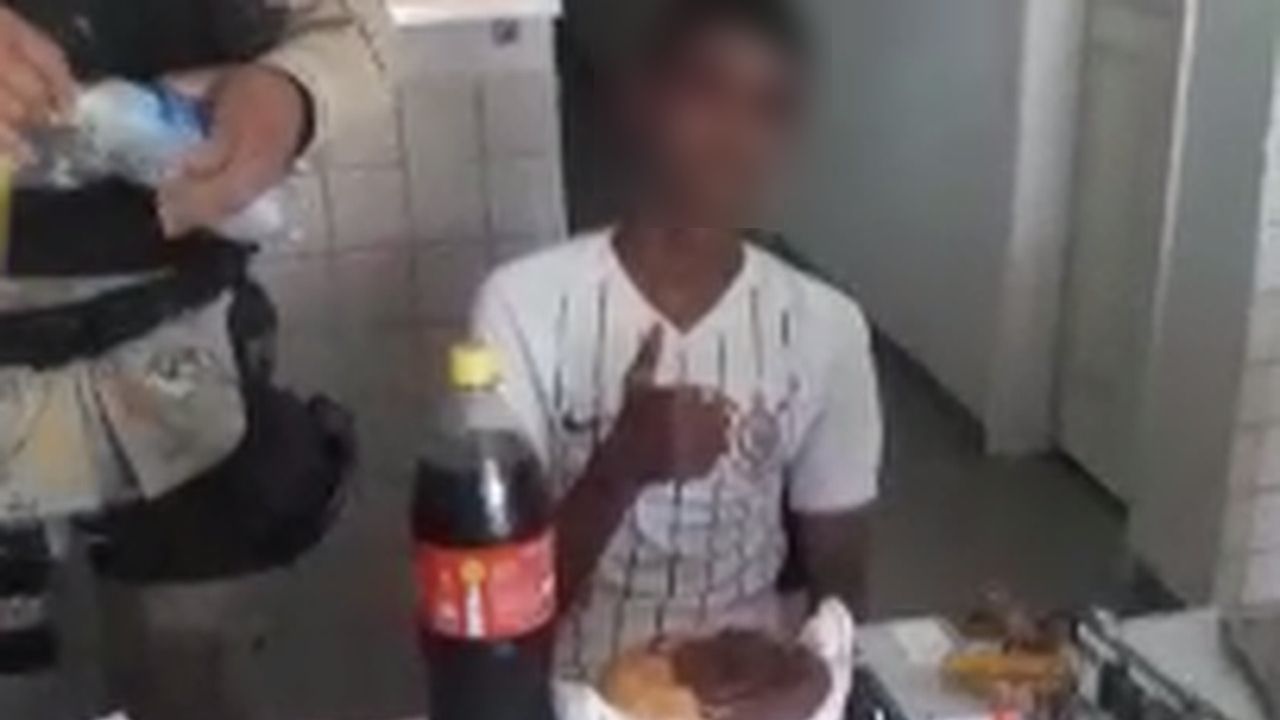 Jovem preso no dia do aniversário recebe ‘festa’ na delegacia