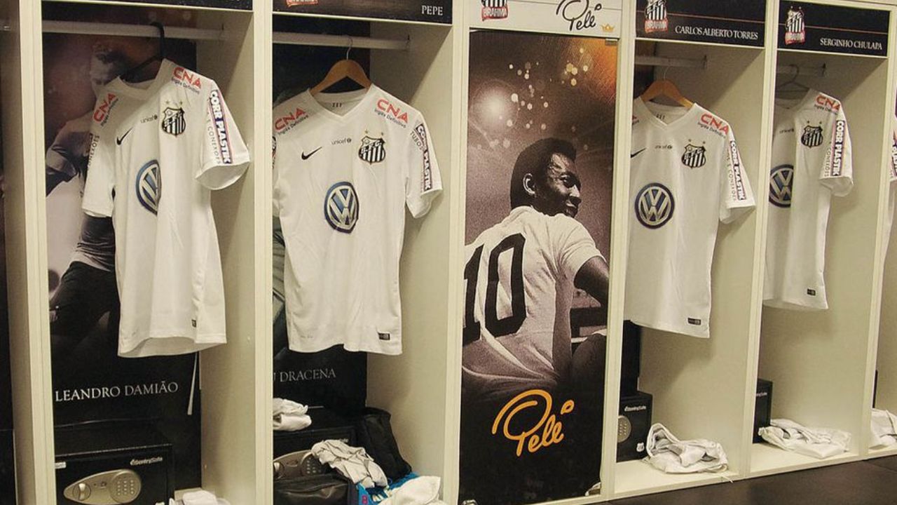 Armário trancado por Pelé no estádio do Santos permanecerá fechado
