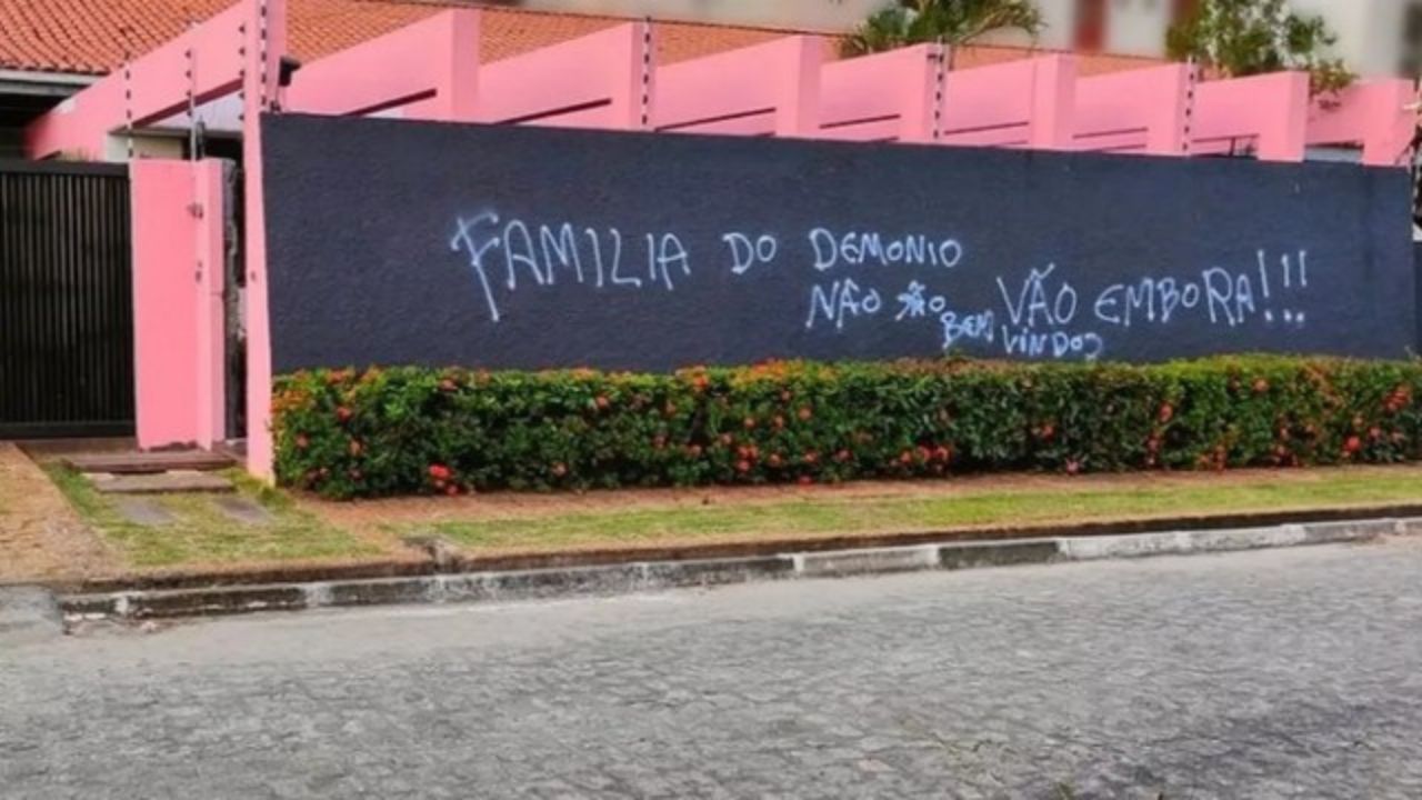 Casa de brasileiro que tem 8 esposas é pichada: ‘Não são bem-vindos!’