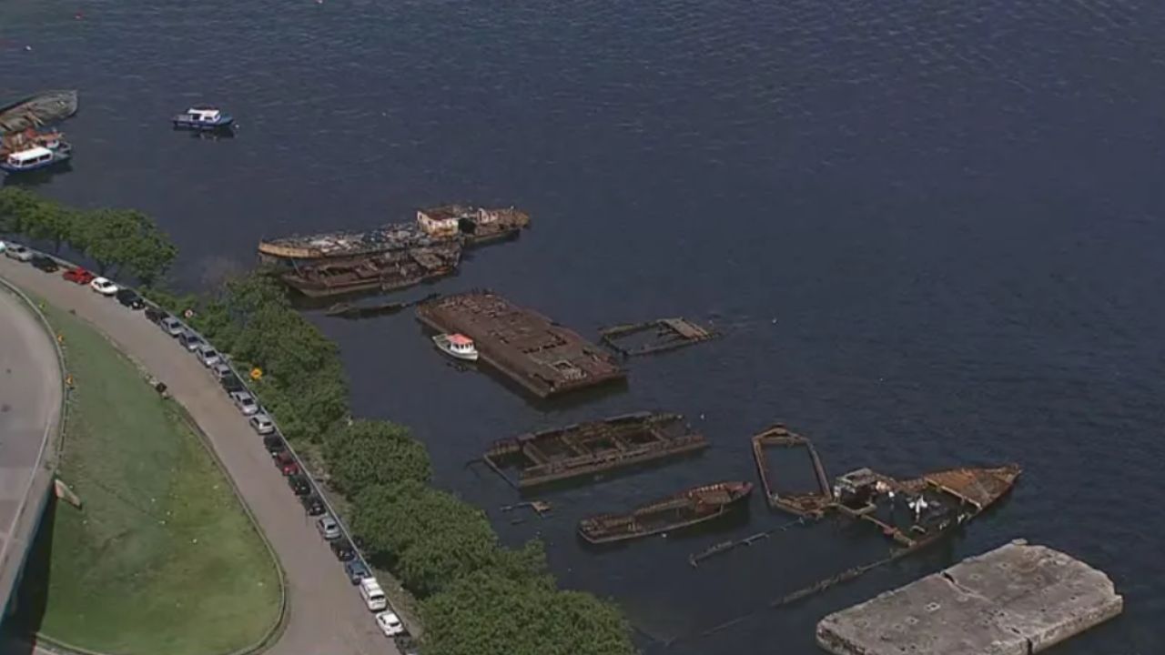 Cemitério de navios: Entenda o que aconteceu com a Baía de Guanabara