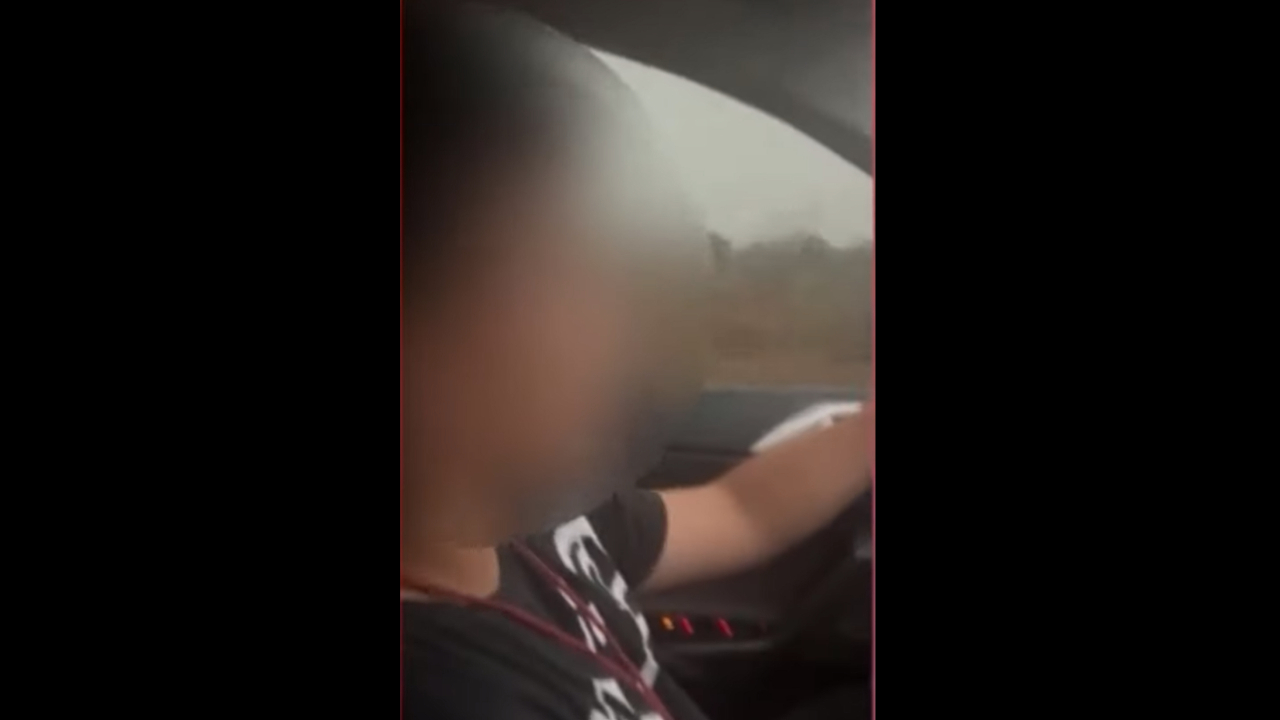 Pai grava filho de 9 anos dirigindo em rodovia a 140km/h na chuva:”Motorista particular”