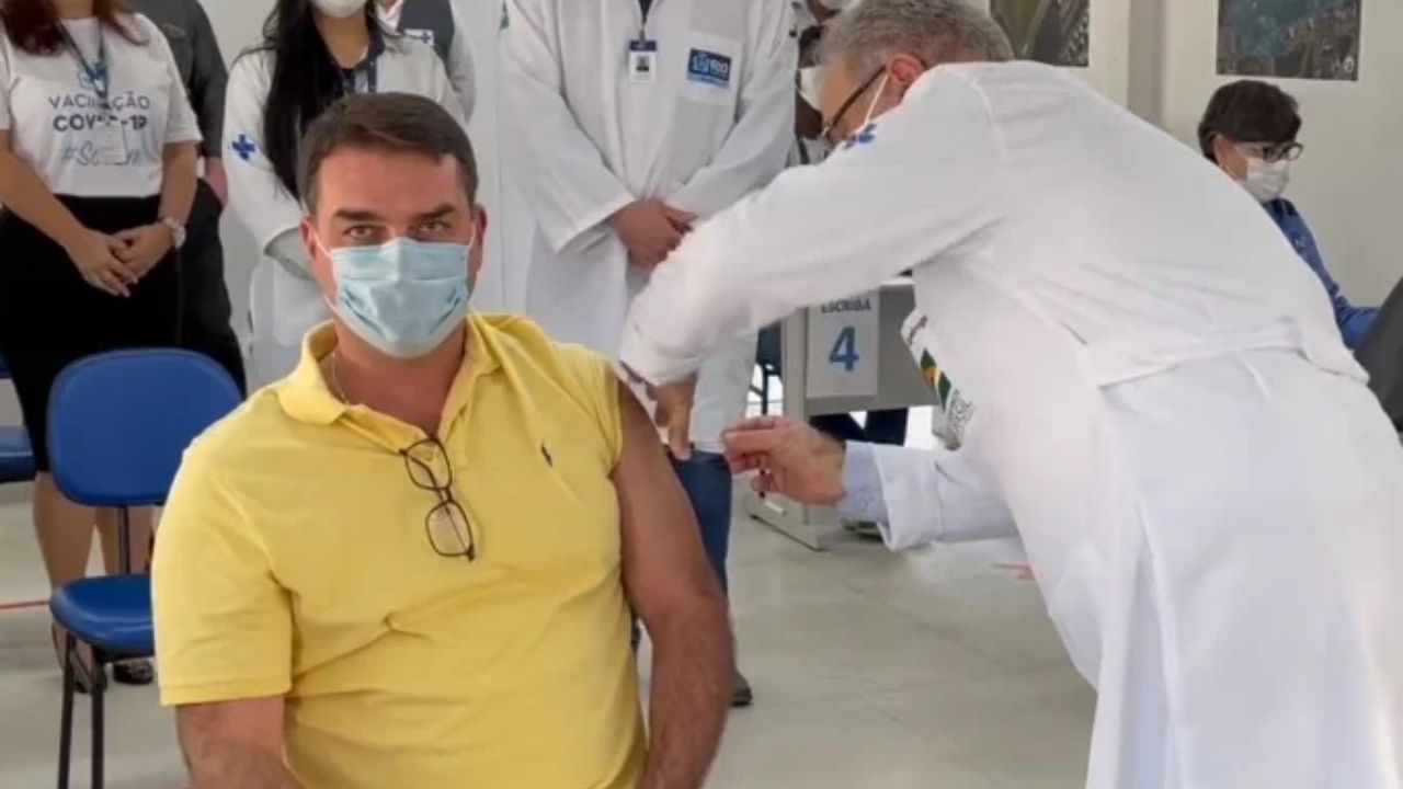 Flávio Bolsonaro posta vídeo sendo vacinado e é o primeiro de sua família a divulgar a imunização