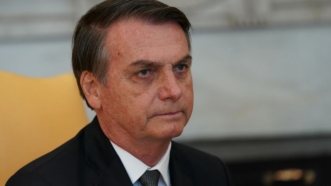 Bolsonaro reforça discurso armamentista: ‘Se não quer comprar fuzil, não enche o saco de quem quer’