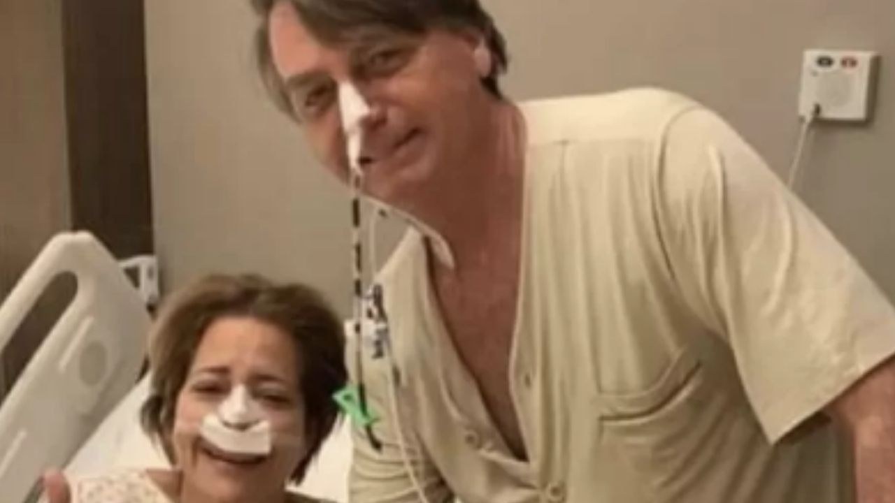 Primeira-dama posta foto de Bolsonaro no hospital
