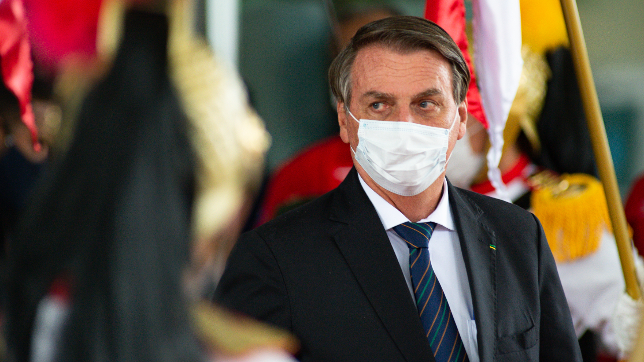Hashtag com ofensa a Bolsonaro chama atenção nas redes
