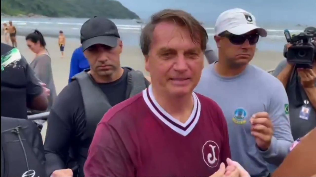 Bolsonaro passa feriado de Carnaval em praia aglomerada de São Paulo