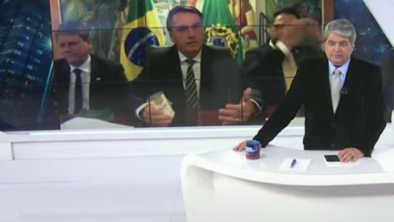 Bolsonaro volta a ironizar polêmica do leite condensado