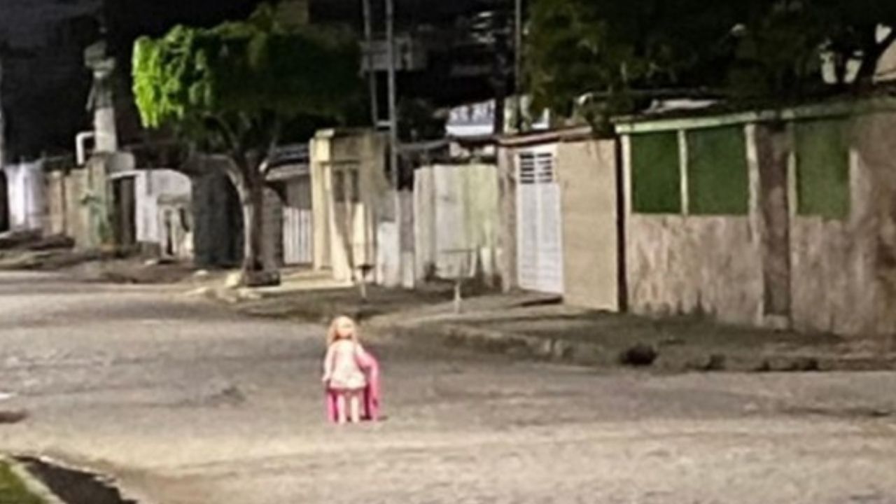 Morador faz pegadinha e coloca boneca sentada no meio da rua para ‘fazer segurança’ do local