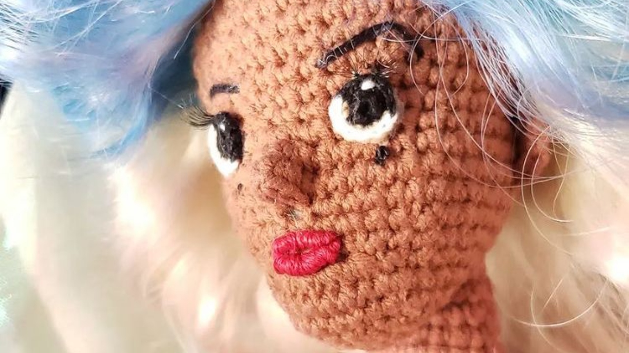Boneca trans que viralizou não foi feita para crianças