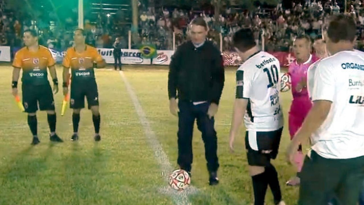 Bolsonaro dá pontapé em jogo de futebol horas após alta de hospital