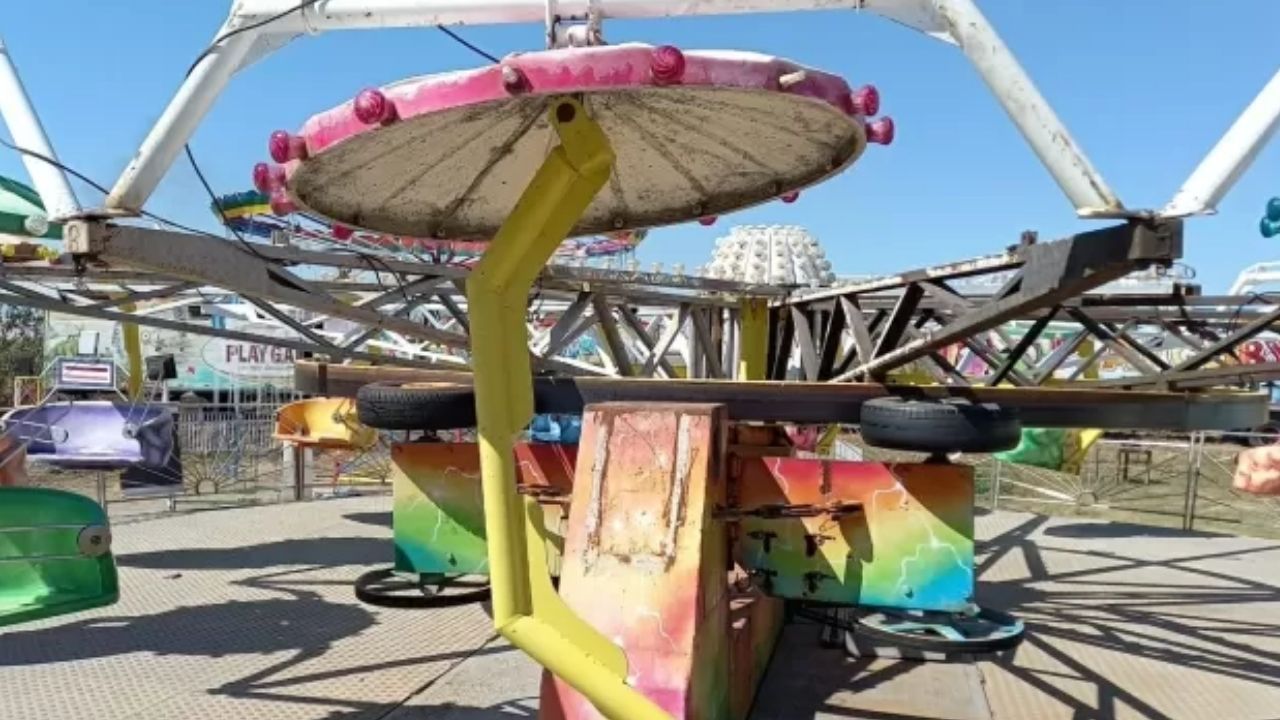 Jovens são atiradas para fora de brinquedo durante acidente em parque de diversão