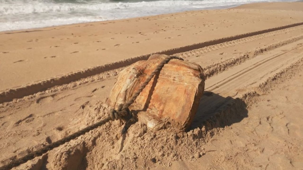 Ao menos oito caixas “misteriosas” surgiram na areia de praia em Salvador