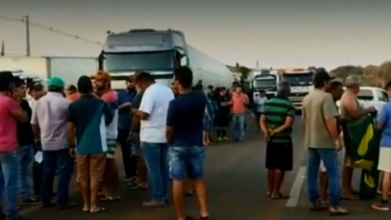 Em áudio, Bolsonaro pede para que caminhoneiros liberem estradas do país: ‘Prejudica todo mundo’