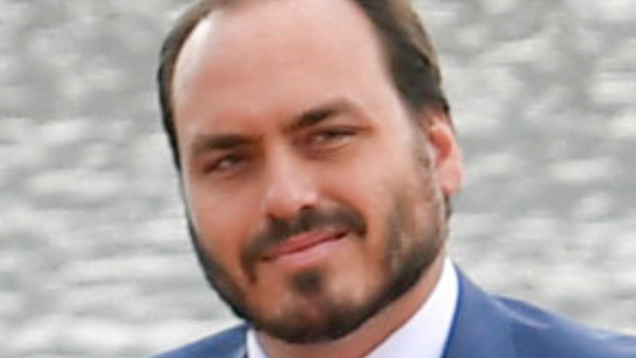 Carlos Bolsonaro ironiza minuta golpista em seu canal do Telegram