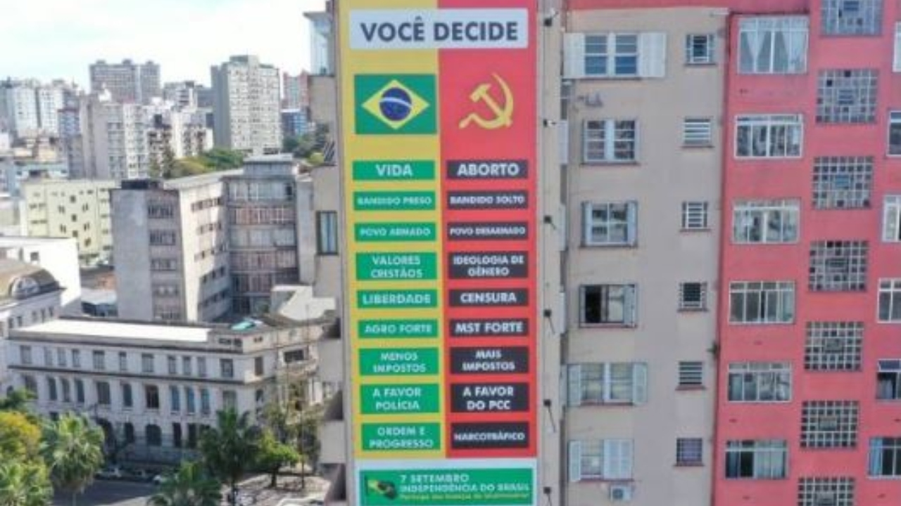Cartaz que associava esquerda ao PCC é removido em Porto Alegre