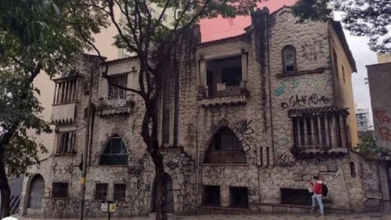 Anúncio de casarão para aluguel intriga internautas: ‘Assombrações’