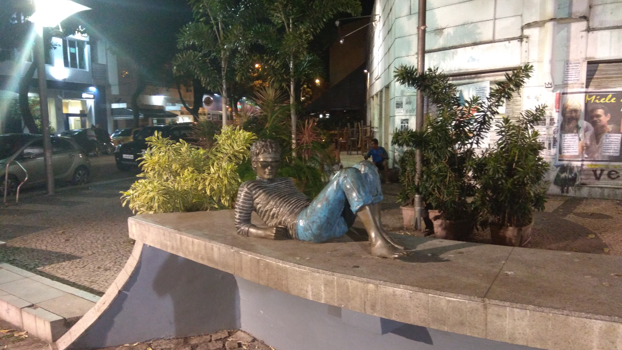 Óculos da estátua de Cazuza são furtados e mãe paga para substituí-los