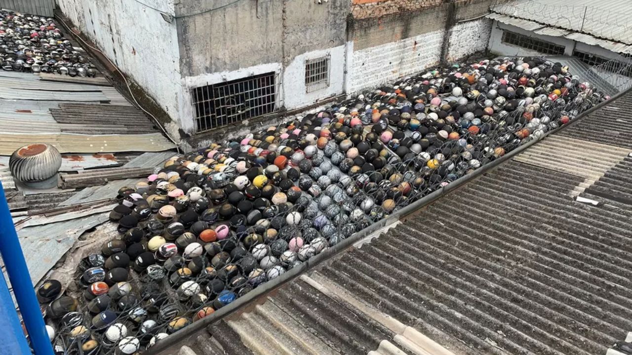 Polícia encontra misterioso ‘cemitério de capacetes’ em telhado de SP