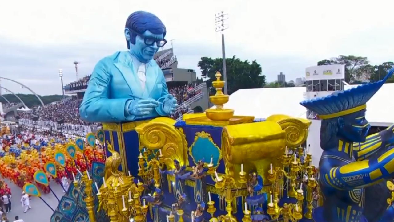 Escola de samba paulista homenageia Chico Xavier em carro alegórico