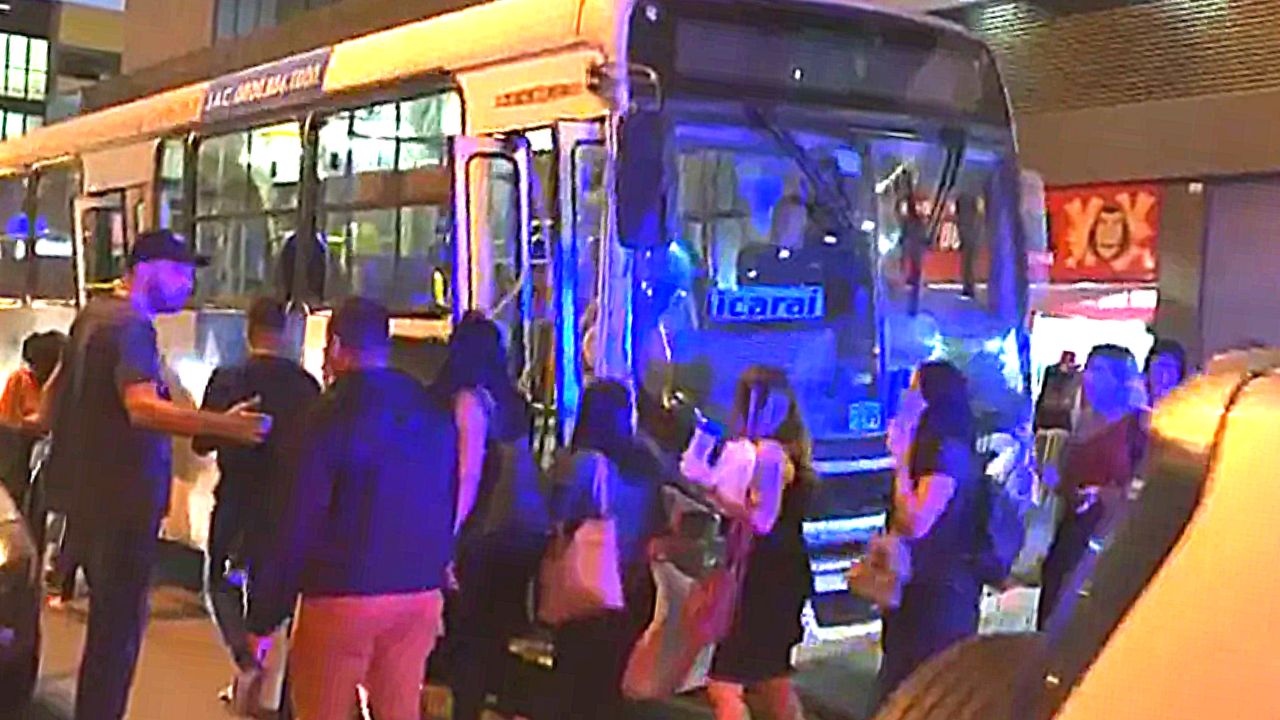 Polícia usa ônibus para conduzir presos desmantelados em ‘call center do crime’