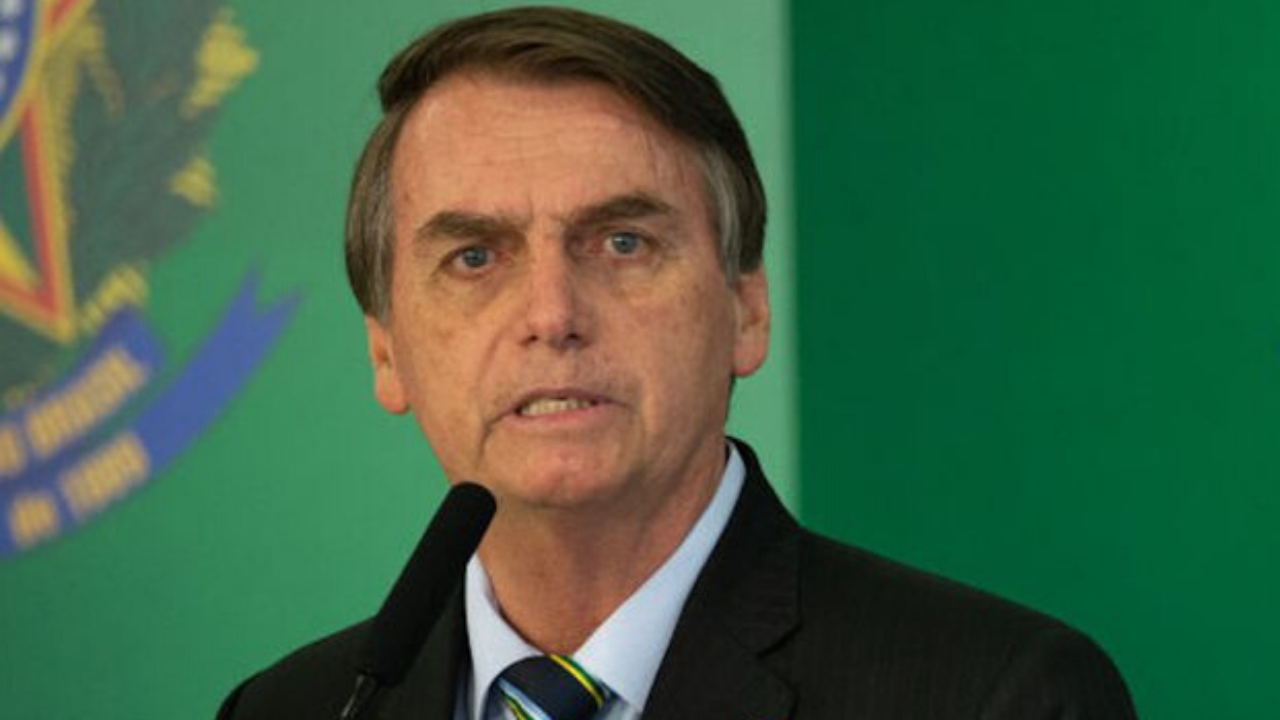 Bolsonaro promete reunião para mulher que enxerga enxofre como forma de combate a Covid-19
