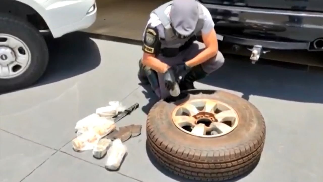 Polícia Rodoviária encontra mais de um milhão de reais em estepe de caminhonete