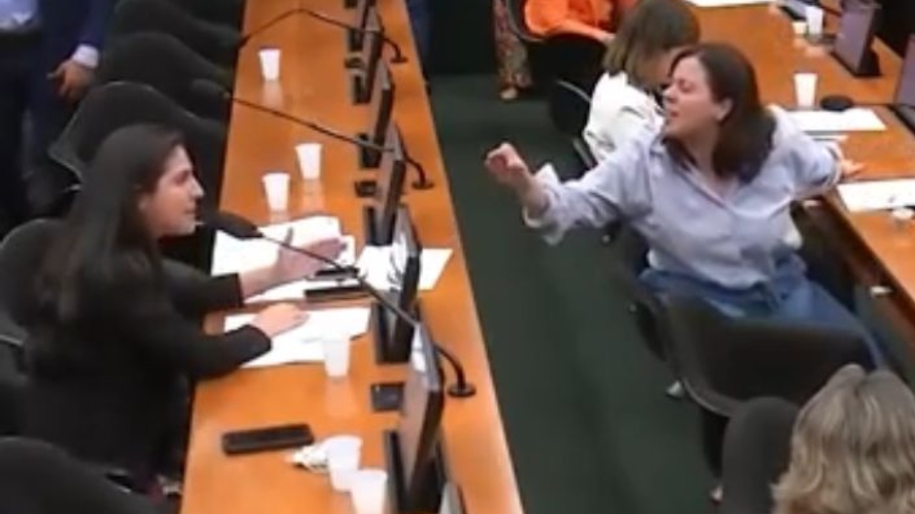 Tentativa de homenagear juíza que induziu garota a desistir de aborto é marcada por confusão