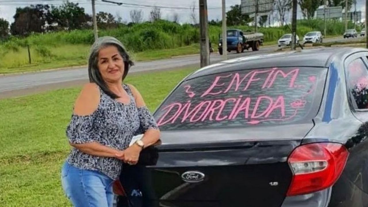 Após relacionamento abusivo, mulher comemora divórcio com buzinaço