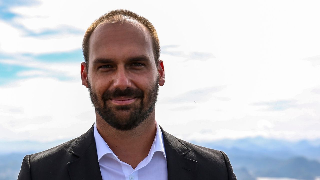 Ao voltar de Nova York, Eduardo Bolsonaro revela que testou positivo para o novo coronavírus