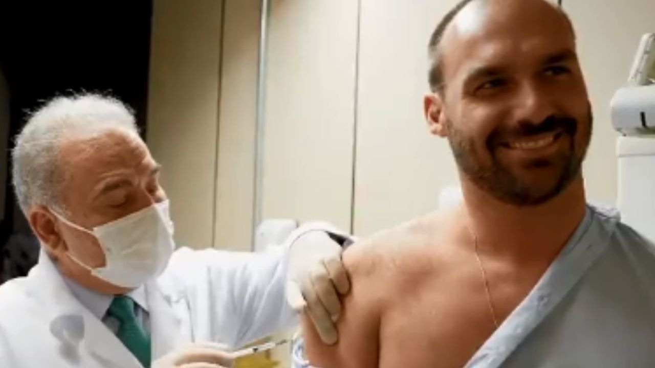 Ao tomar vacina contra o novo coronavírus, Eduardo Bolsonaro agradece ao governo