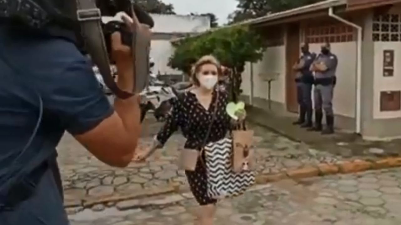 Elize Matsunaga manda recado para câmeras na ‘saidinha’ de fim de ano