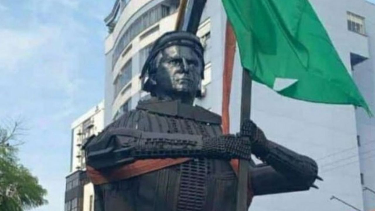 Estátua de Bolsonaro é retirada do centro da cidade de Passo Fundo