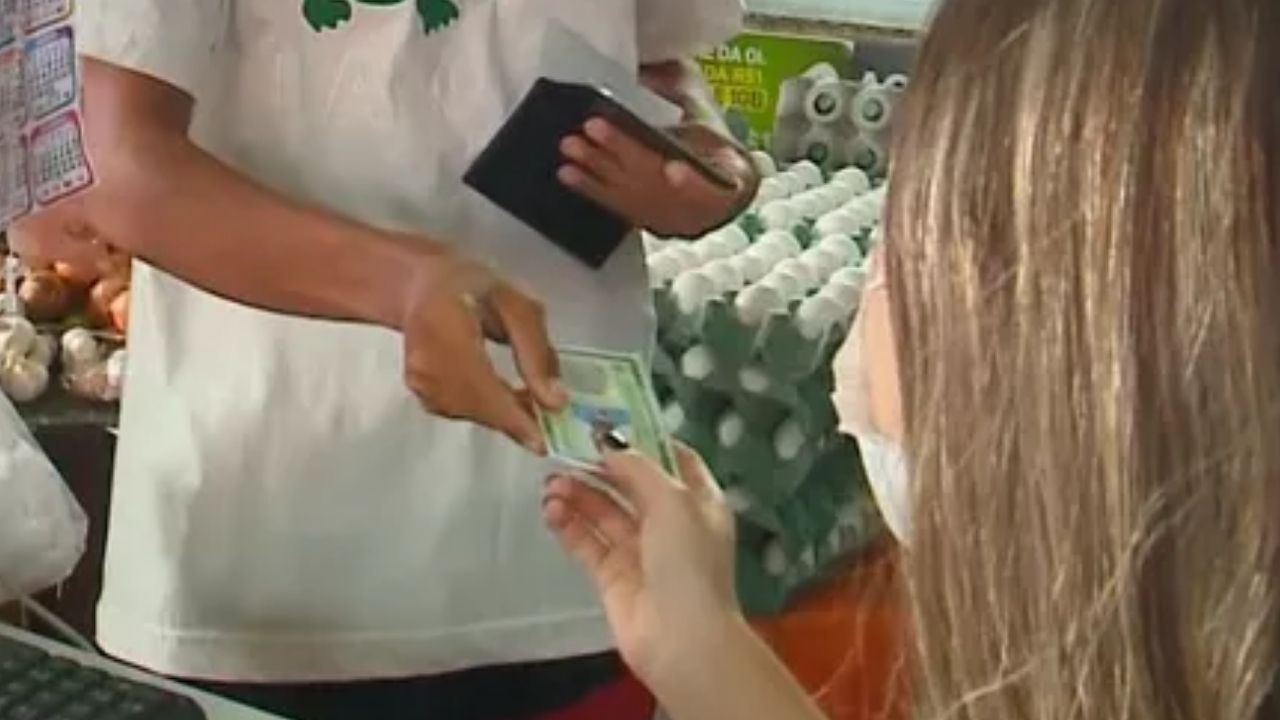 Estudante oferece ajuda para outros adolescentes tirarem título de eleitor