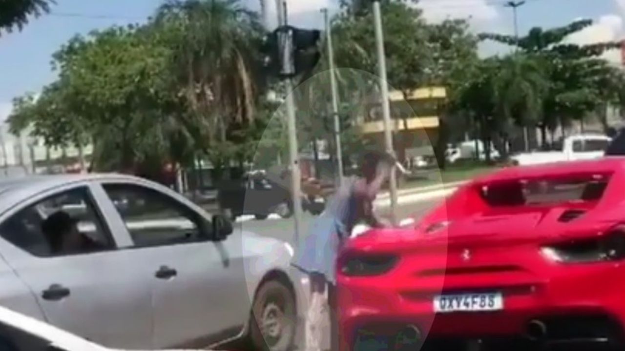 Mulher arranha e fura Ferrari após dono do veículo informar que não teria dinheiro para doar