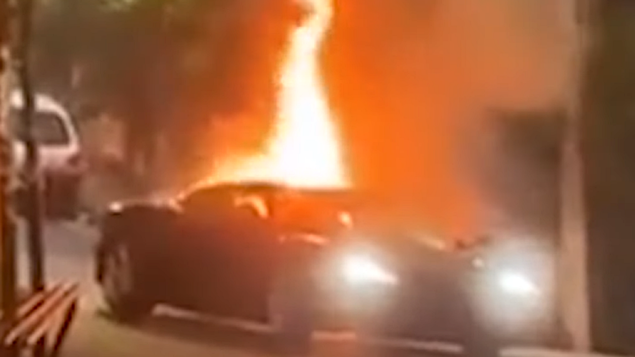Ferrari pega fogo misteriosamente em Belo Horizonte