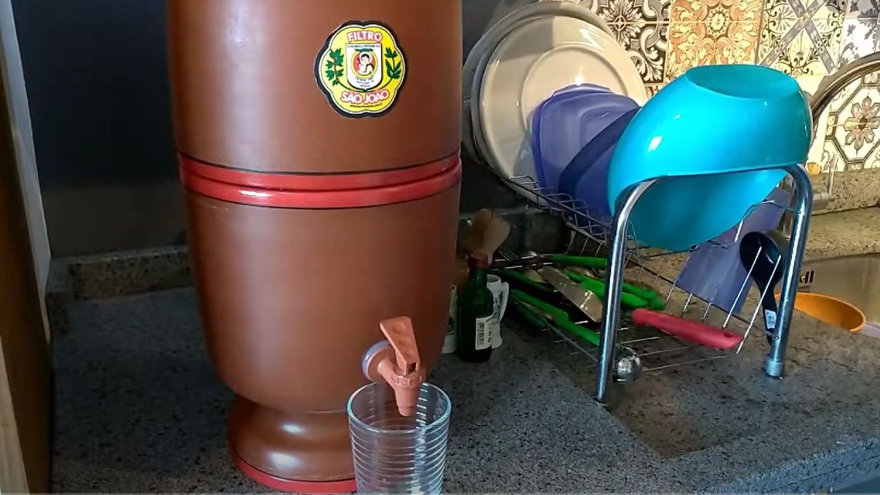 Filtro de barro brasileiro gera debate em rede social